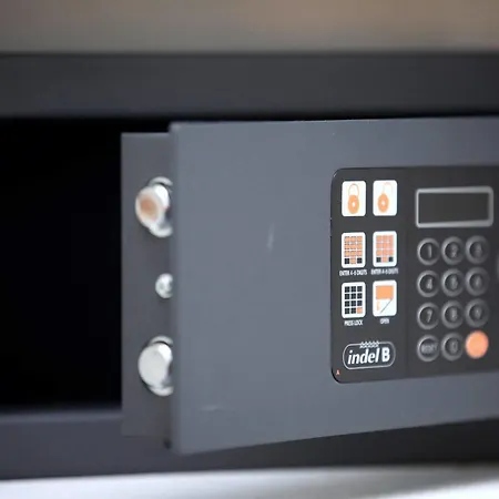 尼斯66号酒店 4*